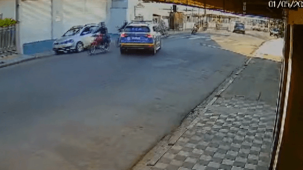 VÍDEO: Guarda municipal joga viatura contra motociclistas durante perseguição em Serra Negra