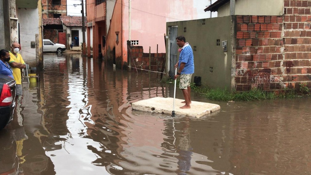 Em mais um dia de chuva, ruas de Natal ficam alagadas e ...