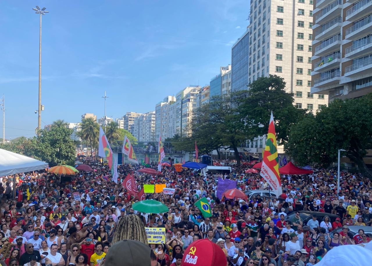Manifestantes fazem ato na Praia de Copacabana contra a PEC da Blindagem e Projeto da Anistia 