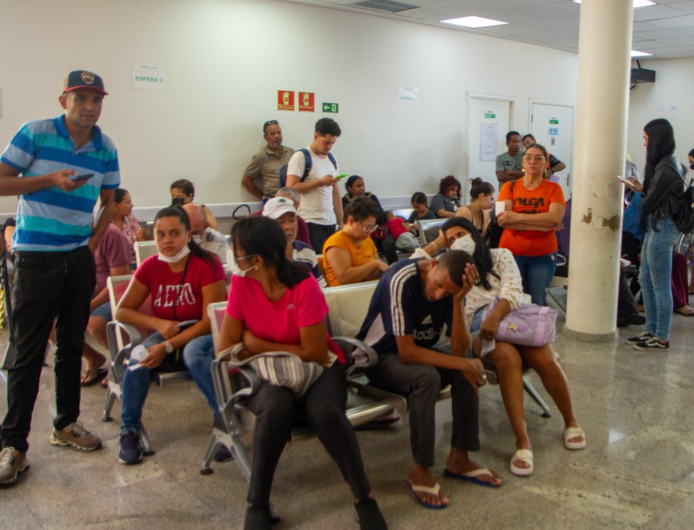 Movimentação de pacientes, muitos com suspeita de dengue, na sala de espera da UPA Perus, na Zona Noroeste de SP — Foto: Adriana Toffetti/Ato Press/Estadão Conteúdo