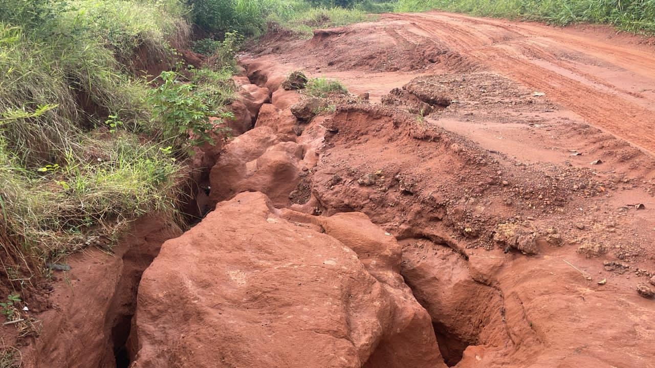 Crateras bloqueiam estradas de acesso ao 2º maior assentamento da América Latina