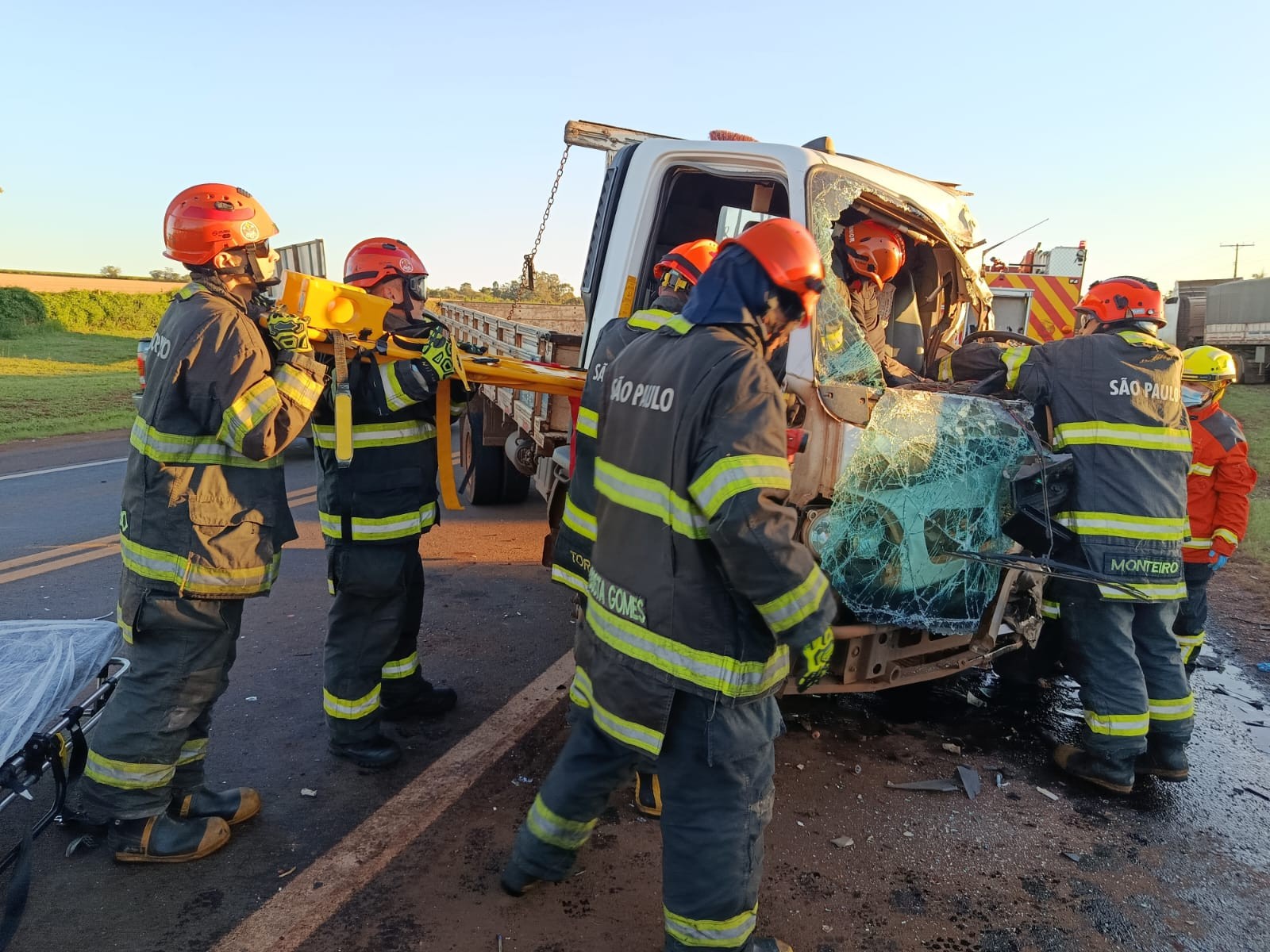 Acidente entre van e caminhão deixa uma pessoa presa às ferragens em rodovia de Avaré