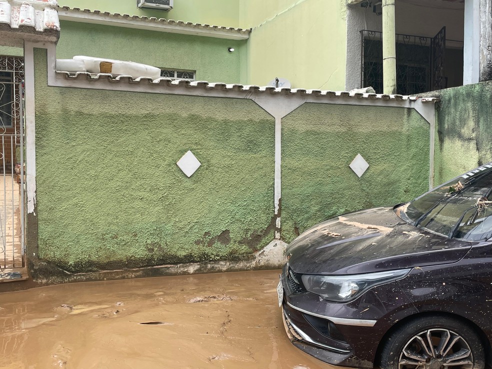 Nível da água chegou a 1,80 m nesta casa, no bairro Raia, em Paracambi — Foto: Iandra Rocha/g1