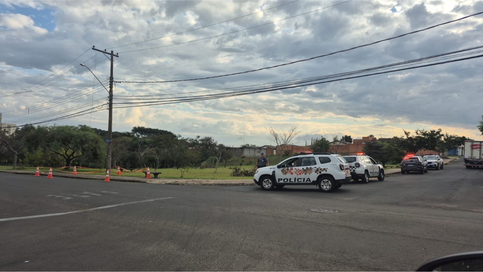 Casal é resgatado após árvore cair sobre rede elétrica e atingir carro em Botucatu