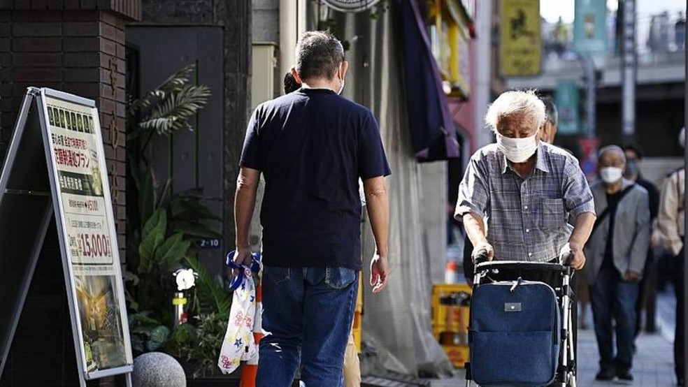 O governo japonês aprovou um orçamento recorde para o próximo ano fiscal, em parte devido ao aumento dos custos com a seguridade social — Foto: GETTY IMAGES via BBC
