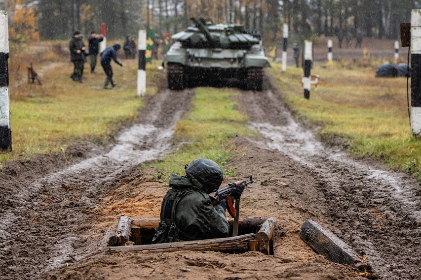 Como o governo de Belarus treina crianças para a guerra; VÍDEO