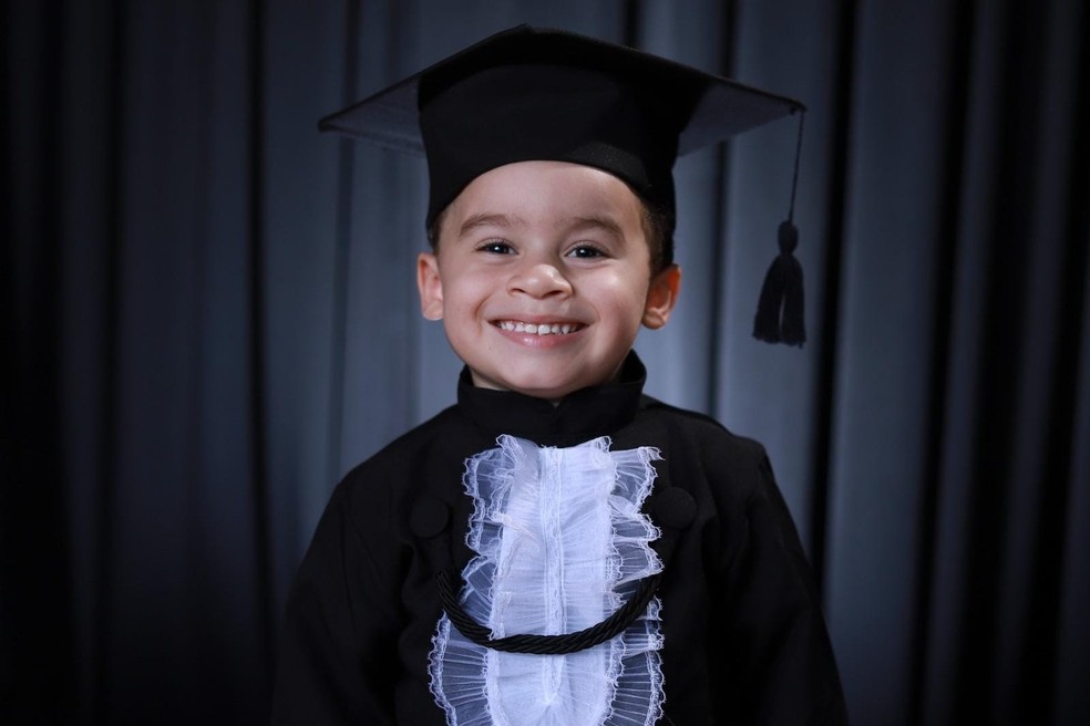 Miguelzinho tem 4 anos e conseguiu matrícula no 1º ano do Ensino Fundamental. — Foto: Arquivo pessoal/Reprodução