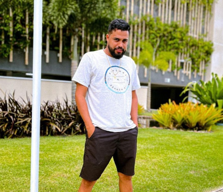 Inimigo da timidez, influenciador viraliza ao postar vídeos dançando pagodão em pontos turísticos de Salvador 