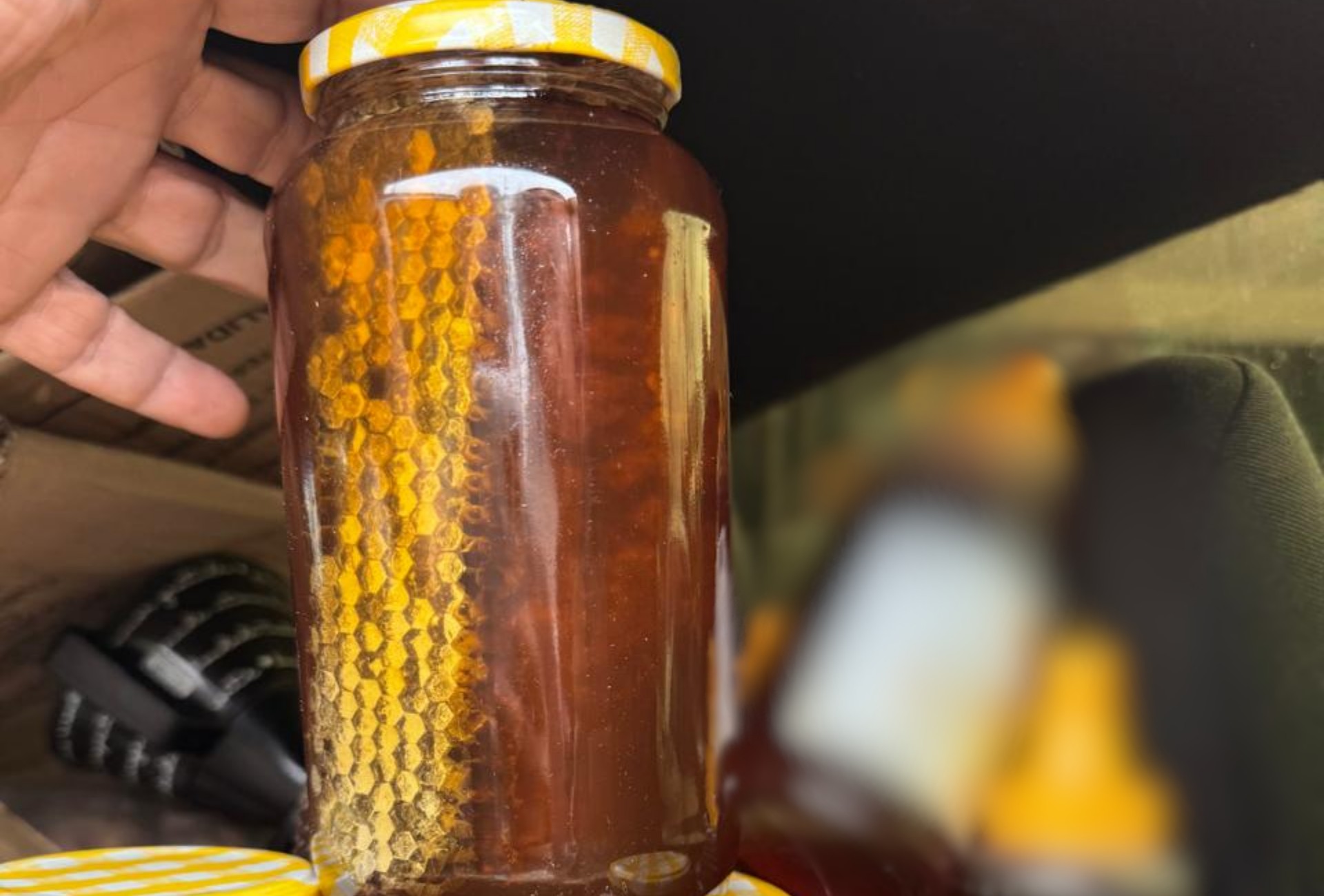 Homem é detido ao ser flagrado transportando 250 kg de mel irregular