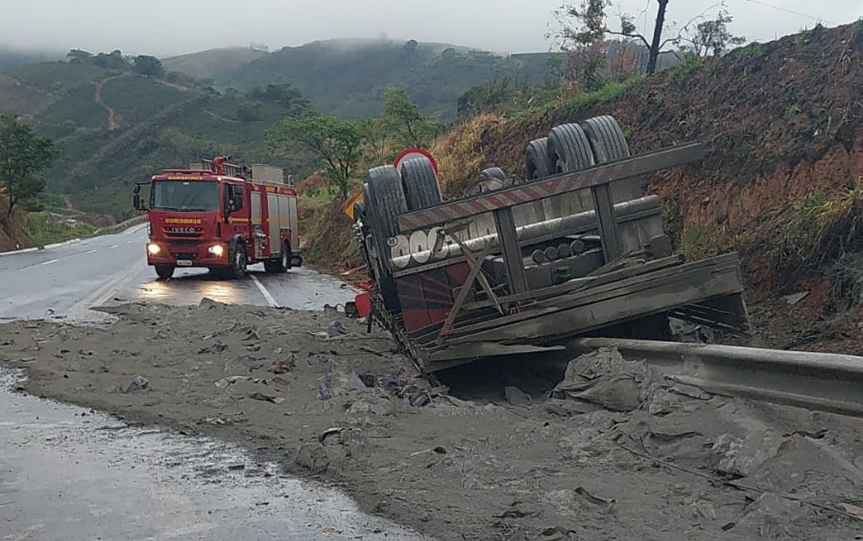Jovem de 20 anos morre após caminhão carregado com cimento tombar na BR-146, entre Guaxupé e São Pedro da União, MG