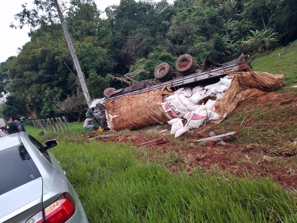 Jovem morre em acidente com caminhão na MGC-383, entre Cristina e Maria da Fé — Foto: Reprodução / Redes Sociais