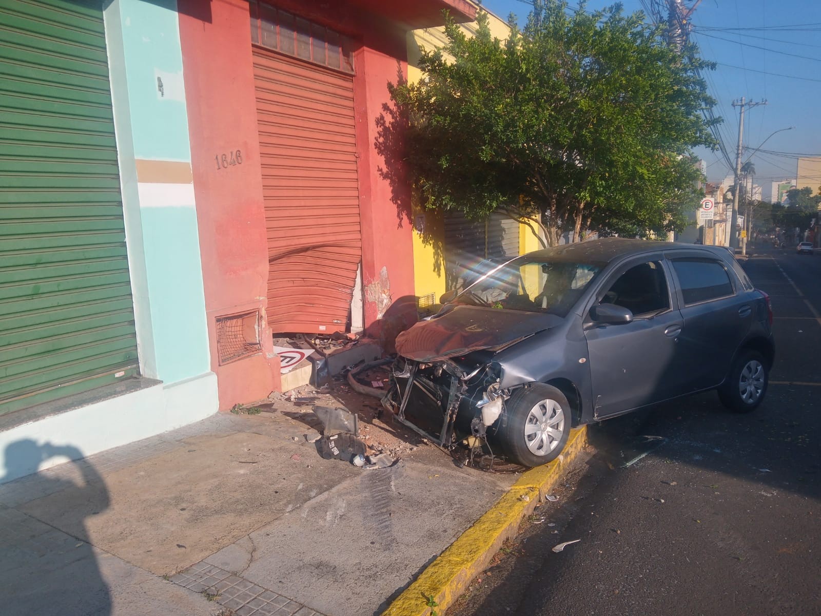 VÍDEO: motorista foge após bater carro em árvore e estabelecimento em Piracicaba 