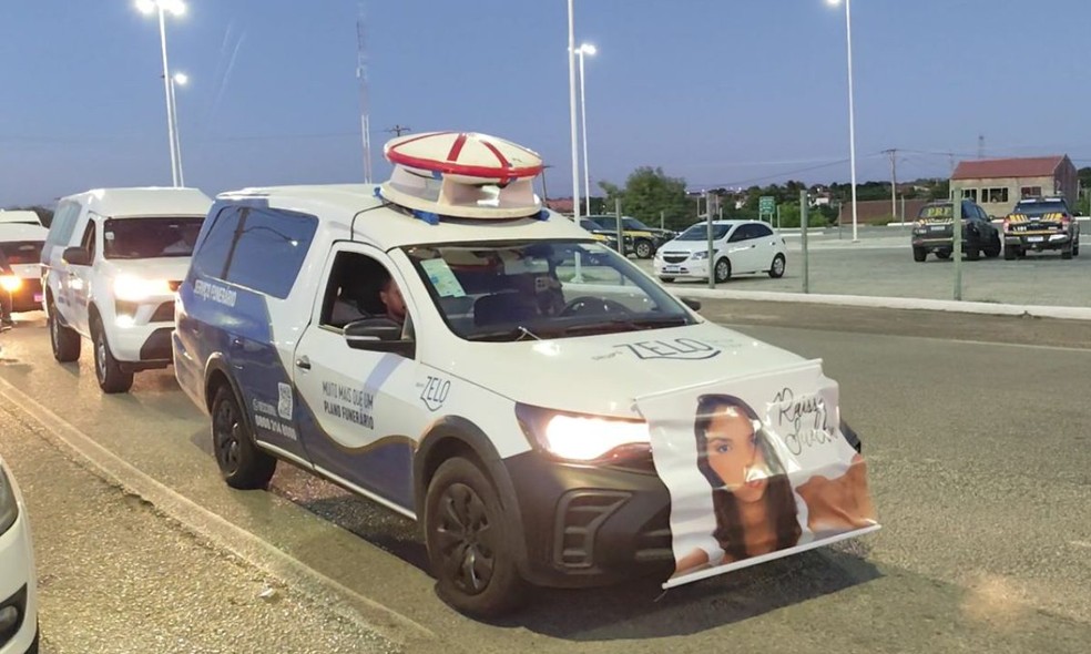 Corpo de miss assassinada no Paraná é recebido por familiares com cortejo na Bahia — Foto: José Carlos Ferreira