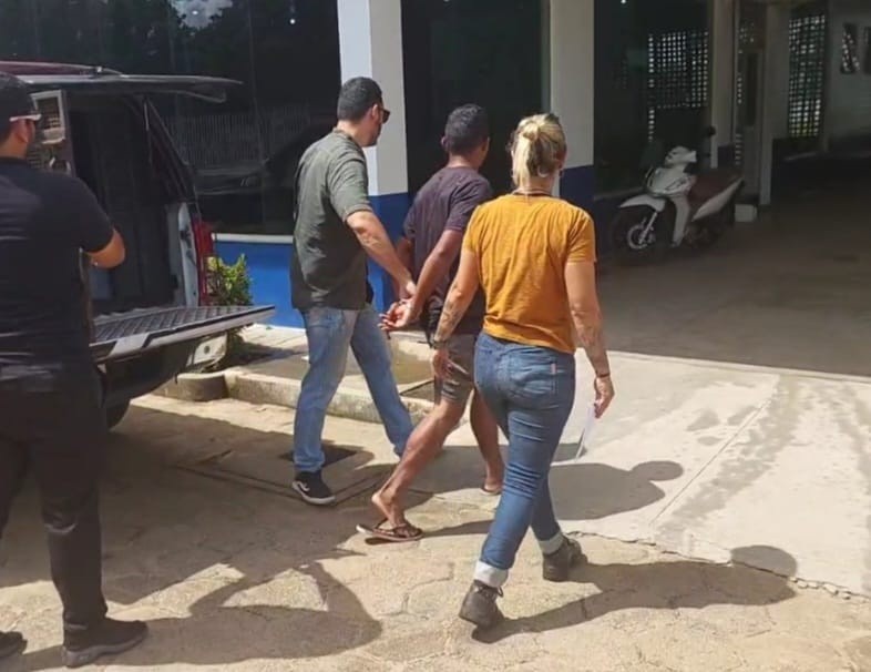 Homem é preso após matar a facadas atual namorado da ex-companheira dentro de barco no Amazonas