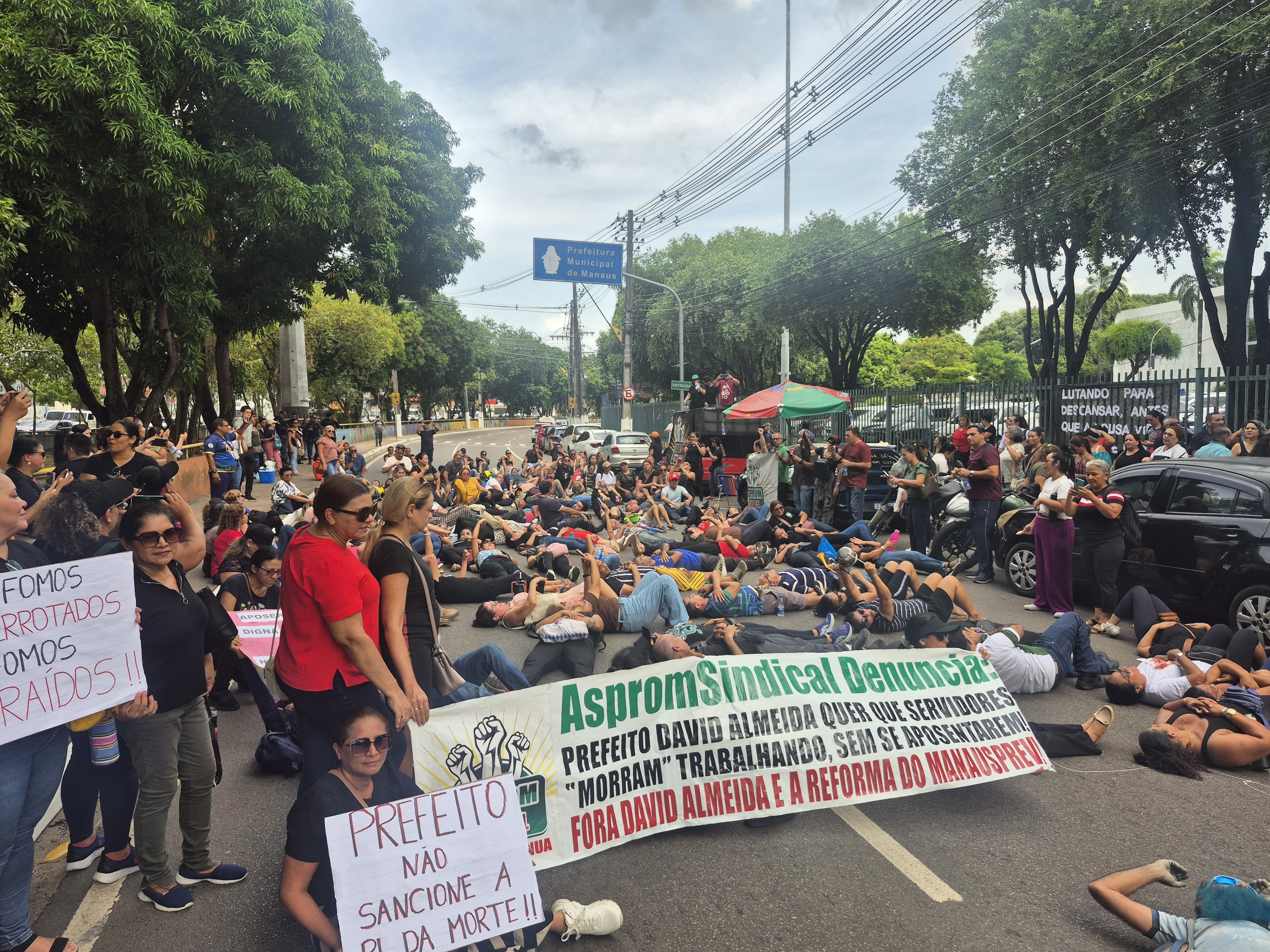 Professores em greve protestam contra reforma da previdência em frente à Prefeitura de Manaus