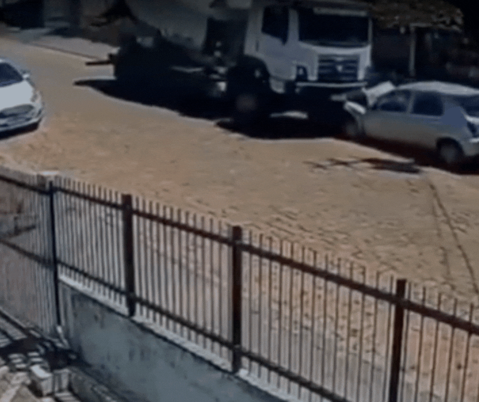 VÍDEO: caminhão-betoneira desgovernado esmaga carro estacionado em rua de SC