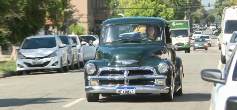 Caminhonete está preservada com cor e estrutura originais. — Foto: RPC