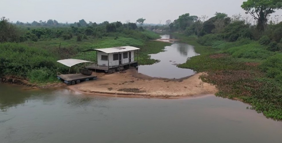 Casa construída sobre palafitas, projetada para elevar a habitação e protegê-la da inundação — Foto: Sérgio Gouvea