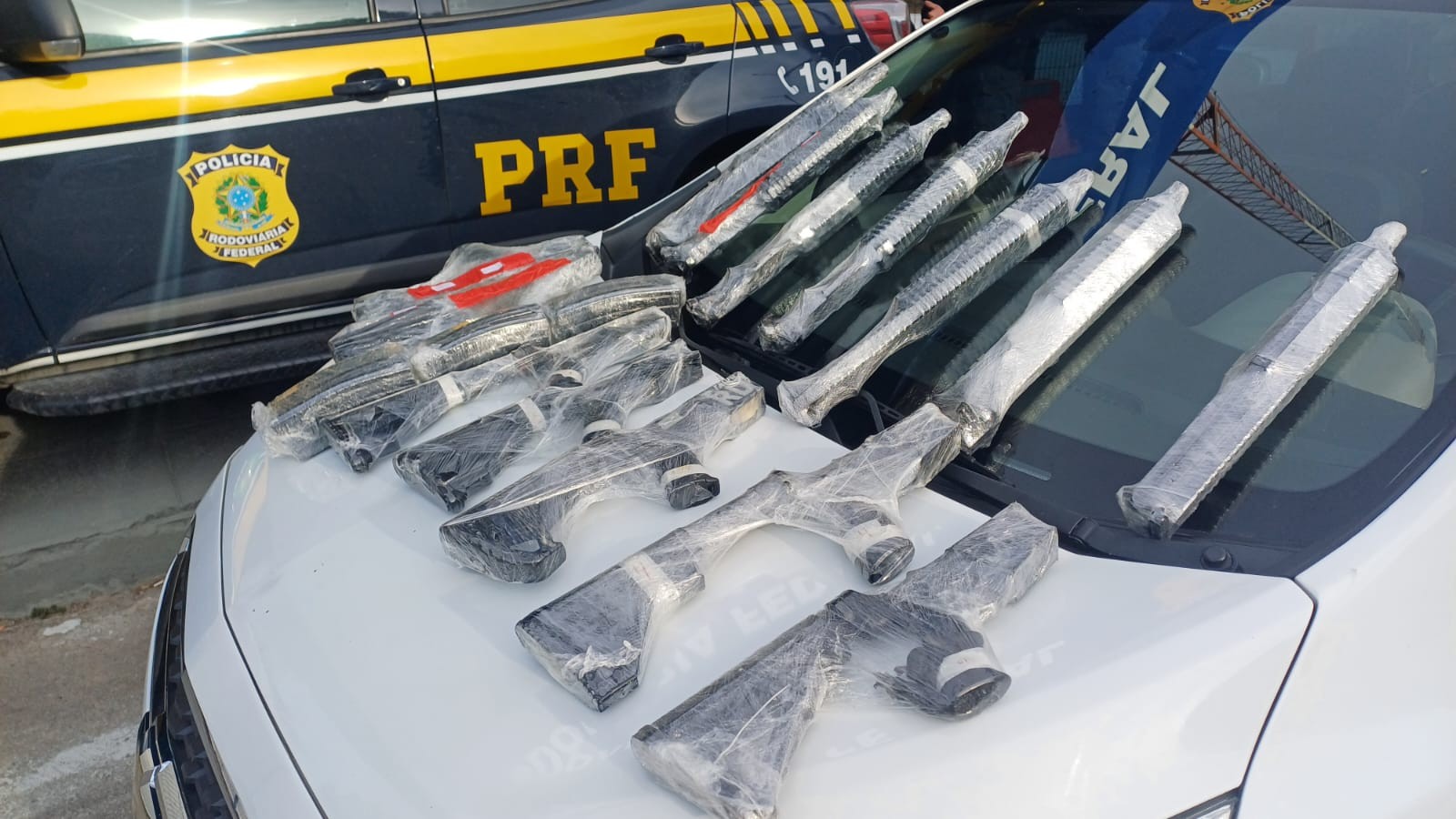 PRF intercepta carro com 7 fuzis escondidos em compartimento secreto no RJ 