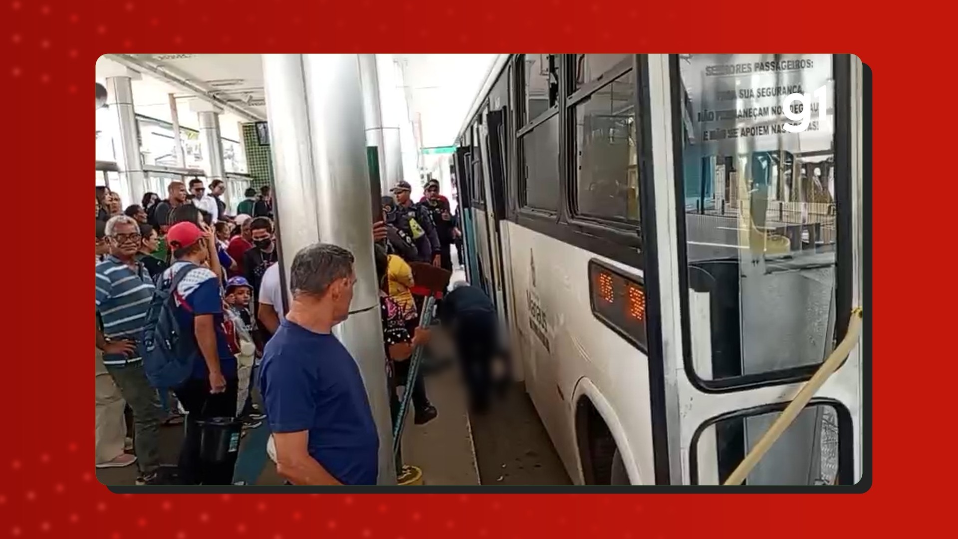 Passageira é atropelada por ônibus e tem perna esmagada em terminal de Manaus; VÍDEO