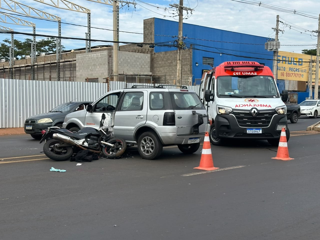 Motociclista fica em estado grave após ser atingido por carro em manobra irregular em Ribeirão Preto, SP; vídeo