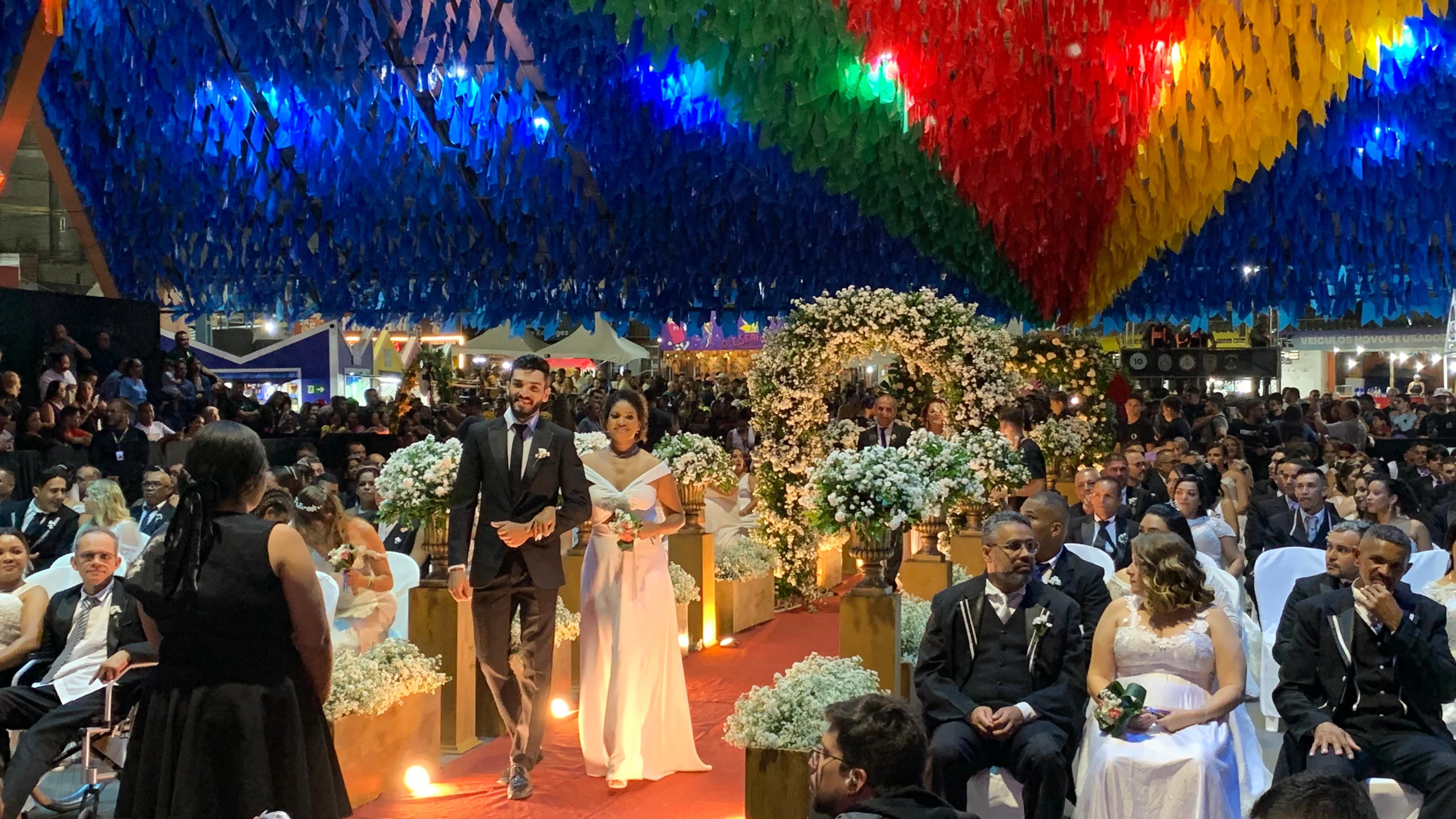 Dançarina de quadrilha que conheceu noivo em festa junina se casa no São João de Campina Grande