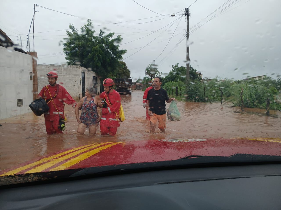 Corpo de Bombeiros atua em enchente no Piauí — Foto: Divulgação/Corpo de Bombeiros do Piauí