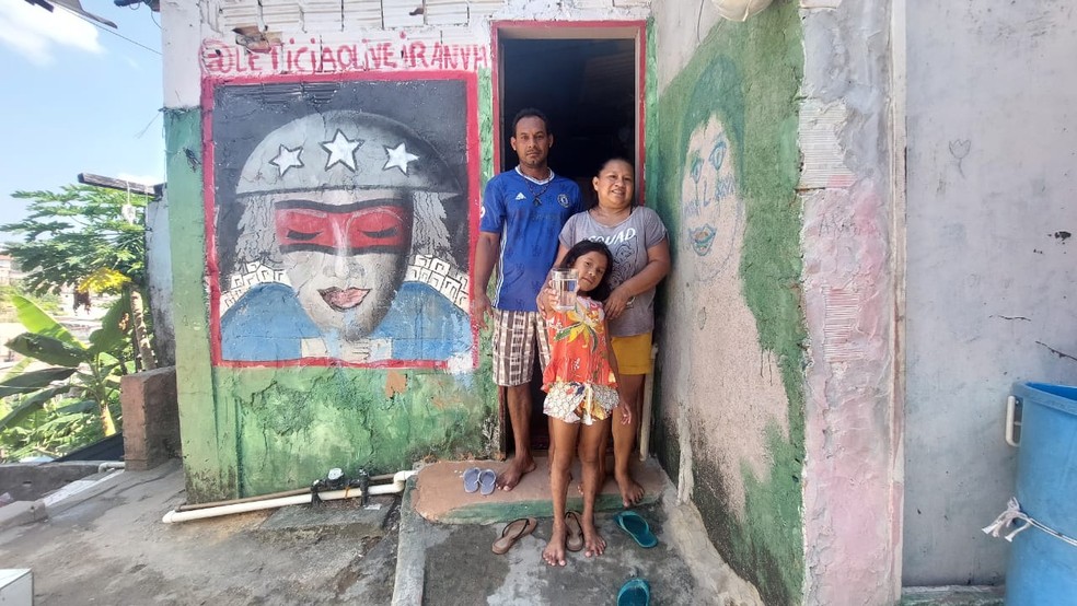 Familia Santos mora há mais de 10 anos na comunidade indígena em Manaus — Foto: Débora Martins/ Rede Amazônica