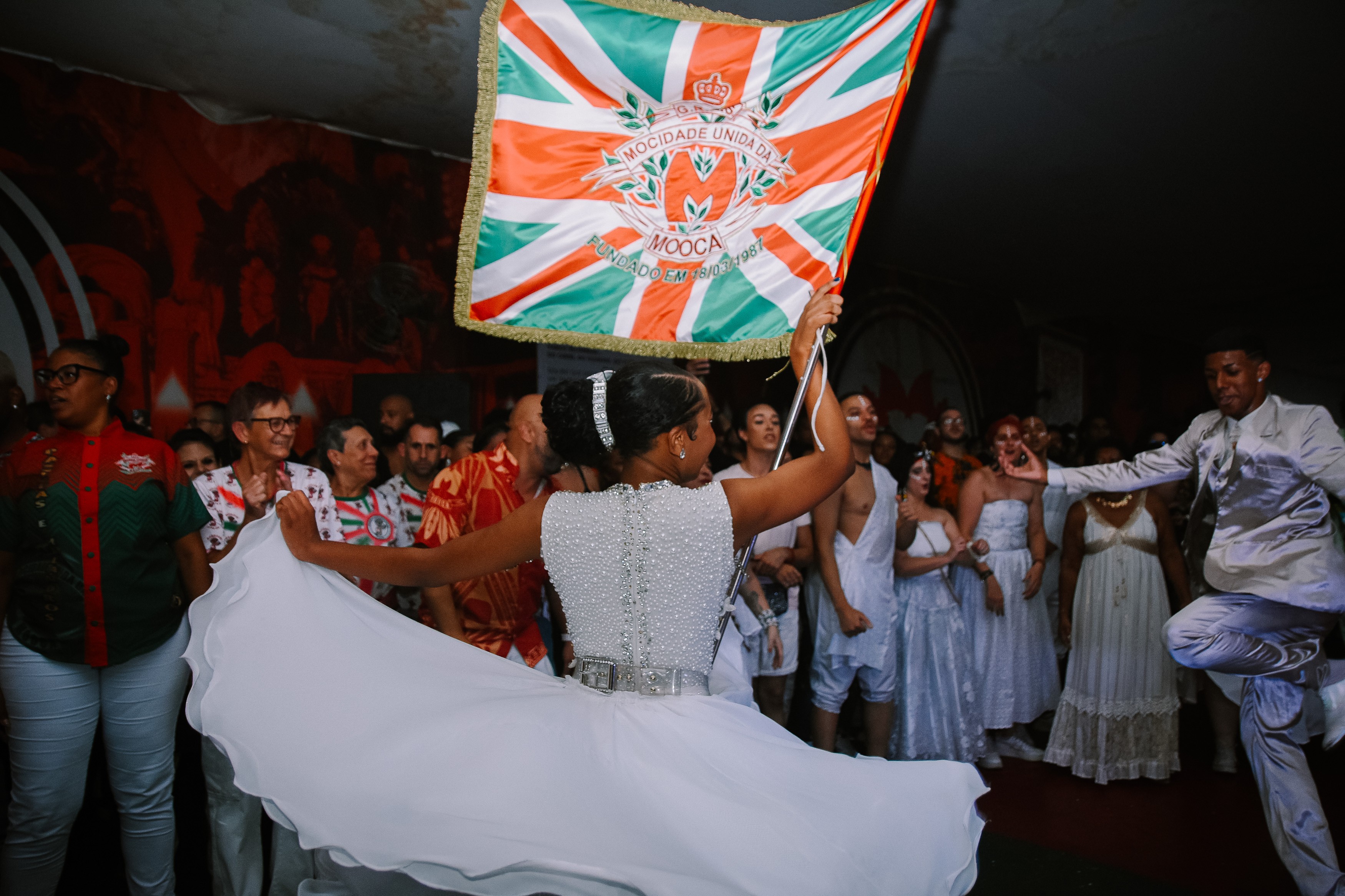 Mocidade Unida da Mooca faz pocket show na Pinacoteca durante exposição sobre carnaval