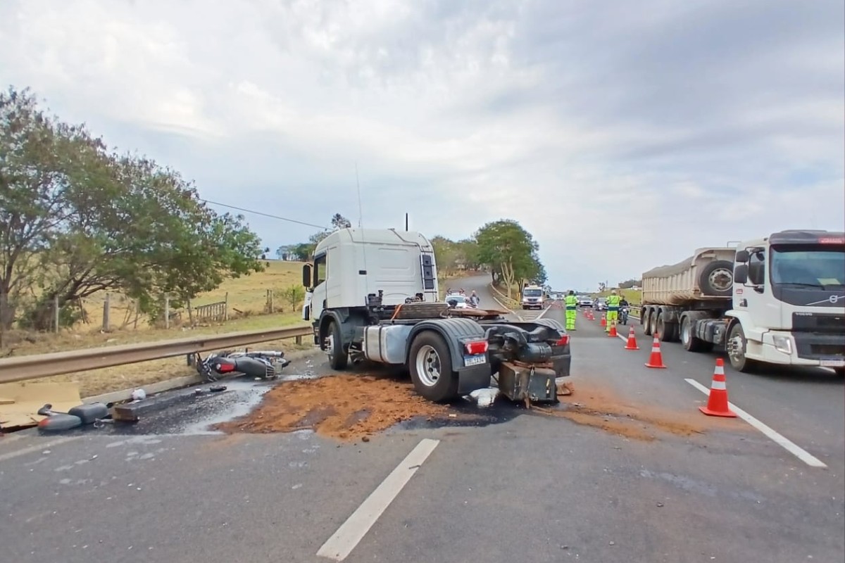 Acidente entre caminhão, carro e moto deixa trânsito lento na Rodovia Raposo Tavares, em Presidente Prudente