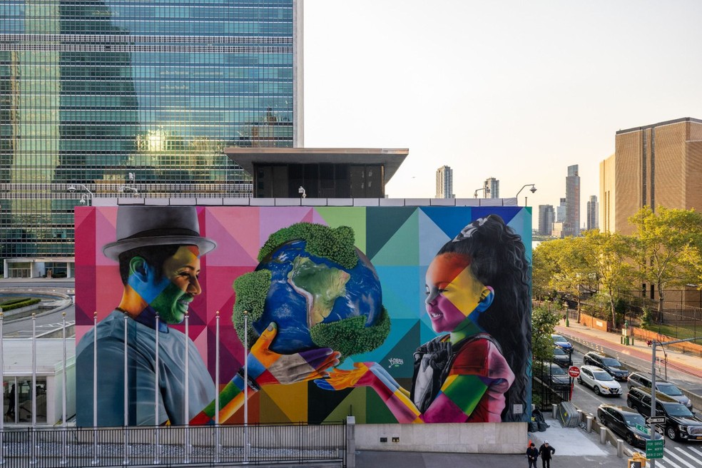 Mural de Eduardo Kobra na fachada da ONU — Foto: Ben Lao
