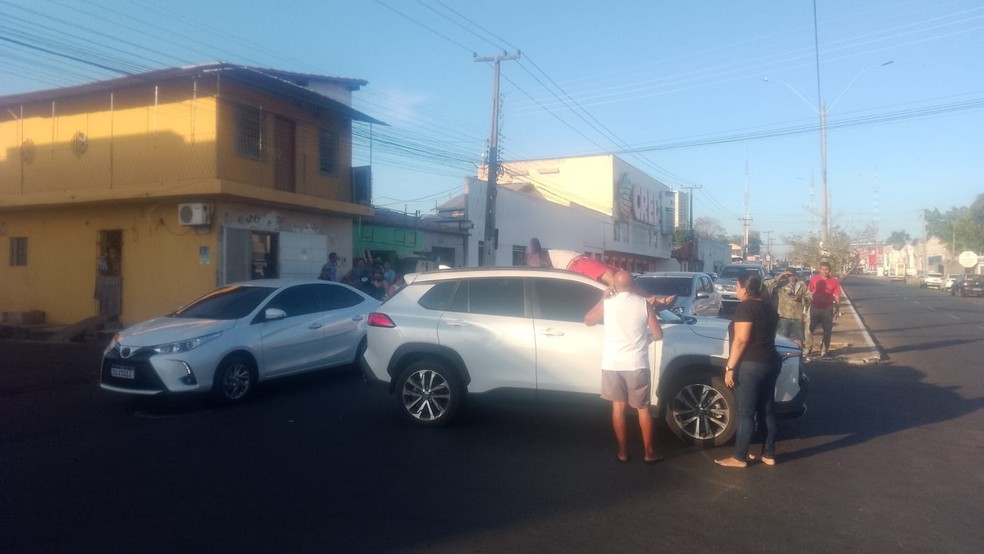 Motociclista fica no teto de carro após colisão em avenida da Zona Sul de Teresina — Foto: Pedro Lima/g1 Piauí