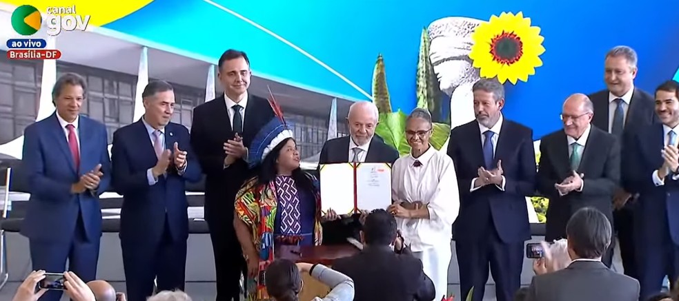 Representantes dos Três Poderes assinam pacto por transição ecológica. — Foto: Reprodução/CanalGov