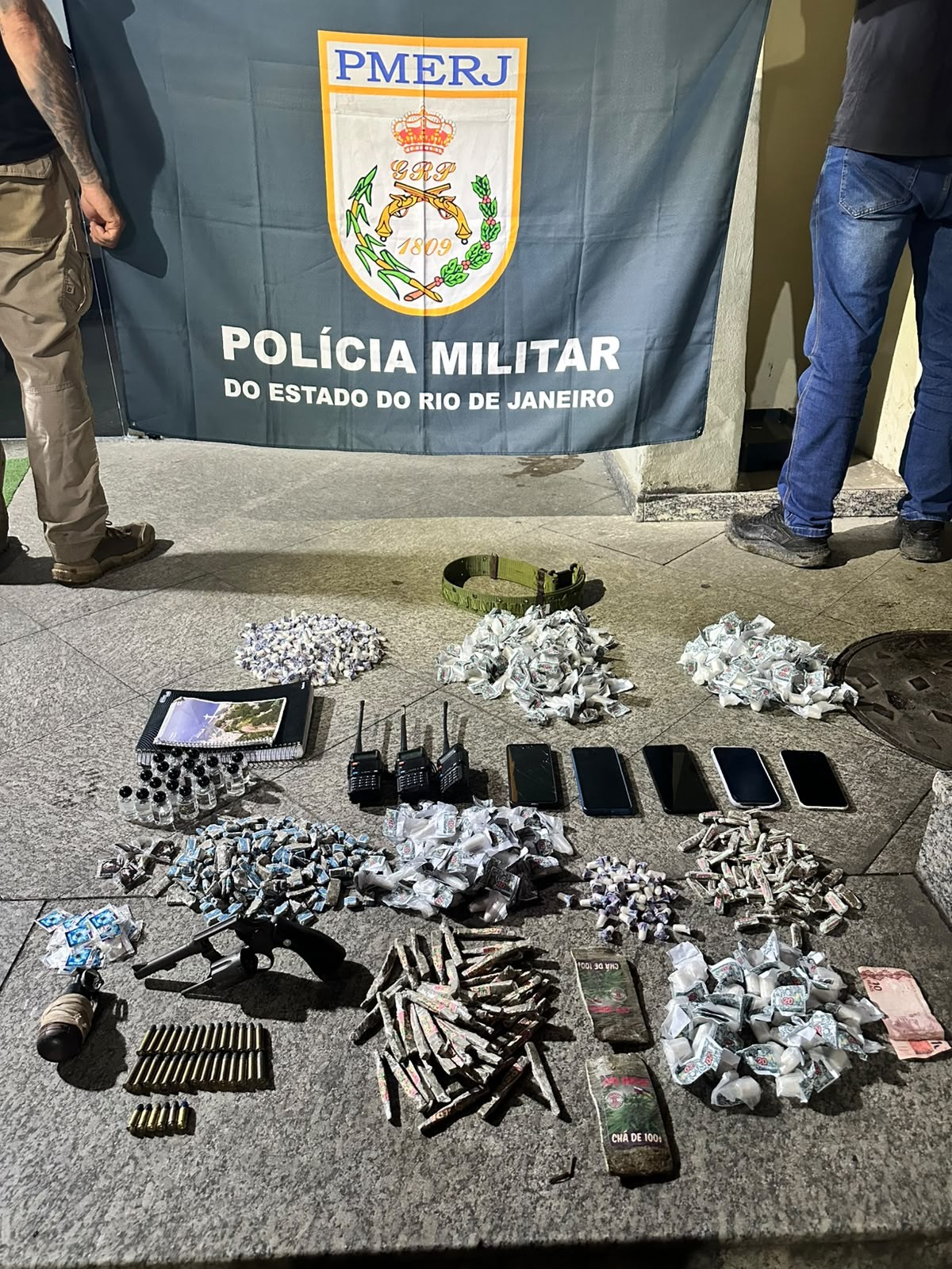 Dupla é presa com arma, granada e drogas em Resende 