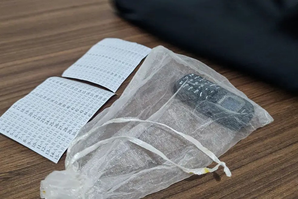 Gabarito e minicelular encontrados com suspeitos durante aplicação de provas de concurso público no Pará. — Foto: PC PA