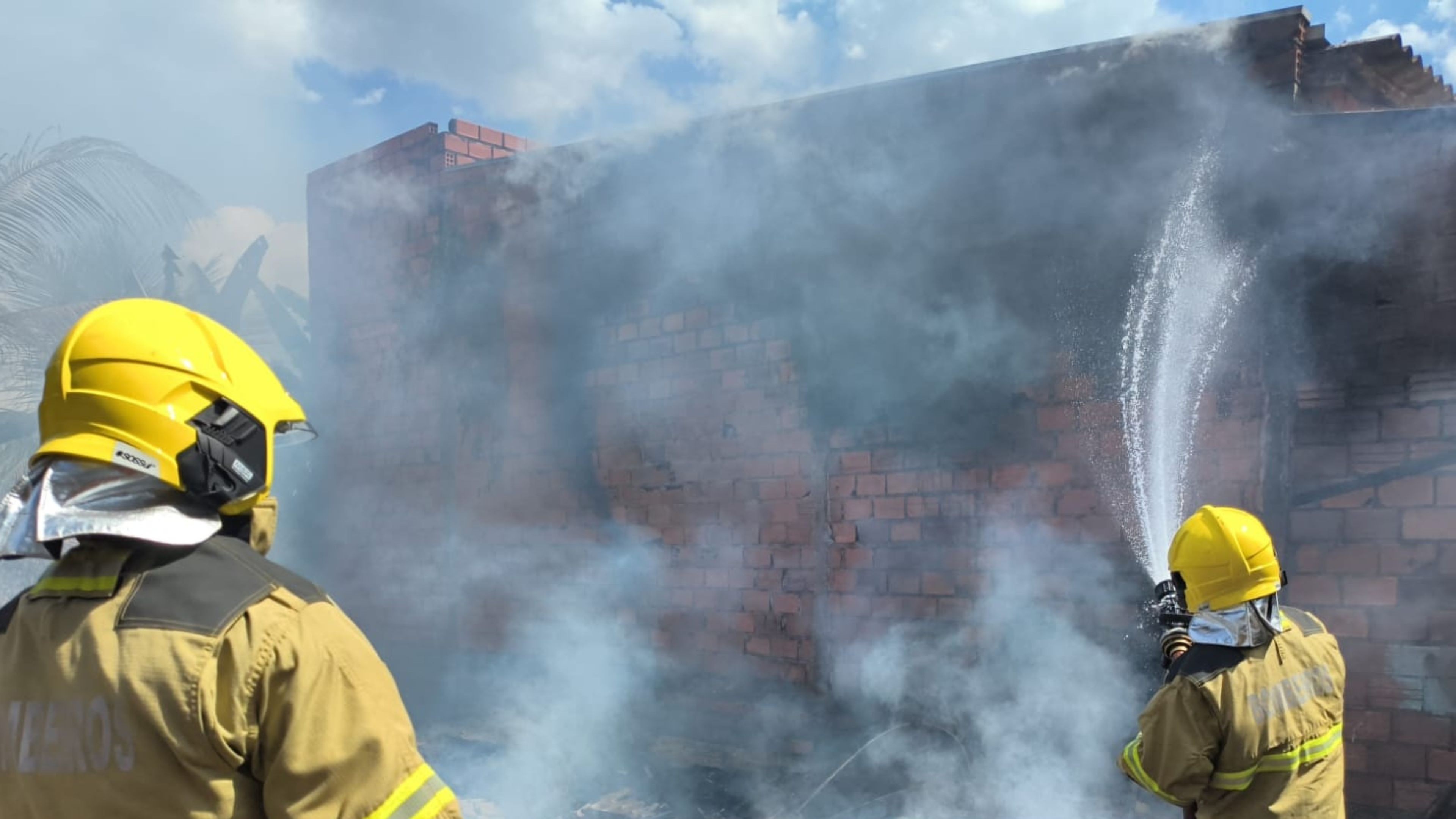 Casa é destruída por incêndio após morador esquecer panela no fogo em RO