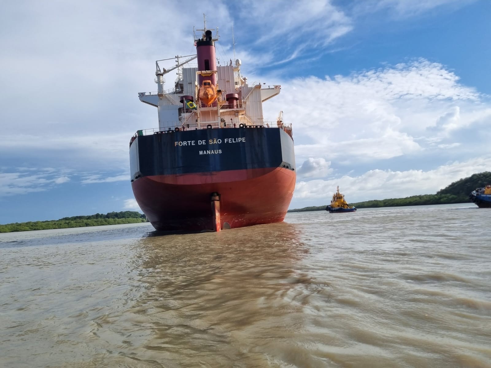 Navio carregado de bauxita desencalha após ficar seis dias preso no litoral do MA