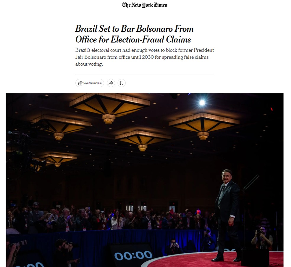 Jornal norteamericano "The New York Times" noticia o retorno das votações sobre a inelegibilidade do ex-presidente Jair Bolsonaro  — Foto: Reprodução