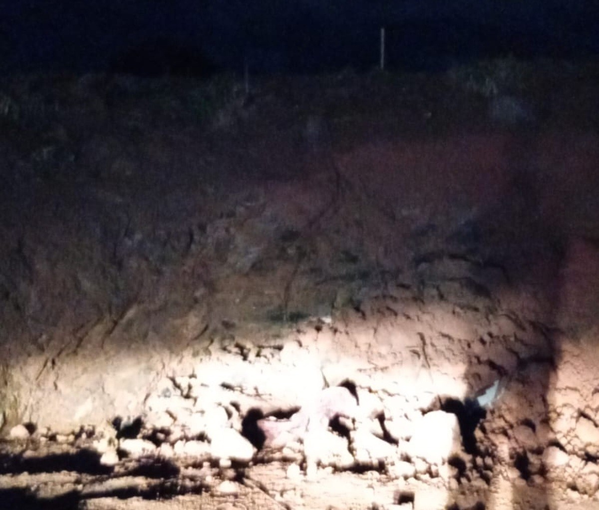 Homem passa 8 horas soterrado e é resgatado após vizinho ouvir gritos de socorro em SC