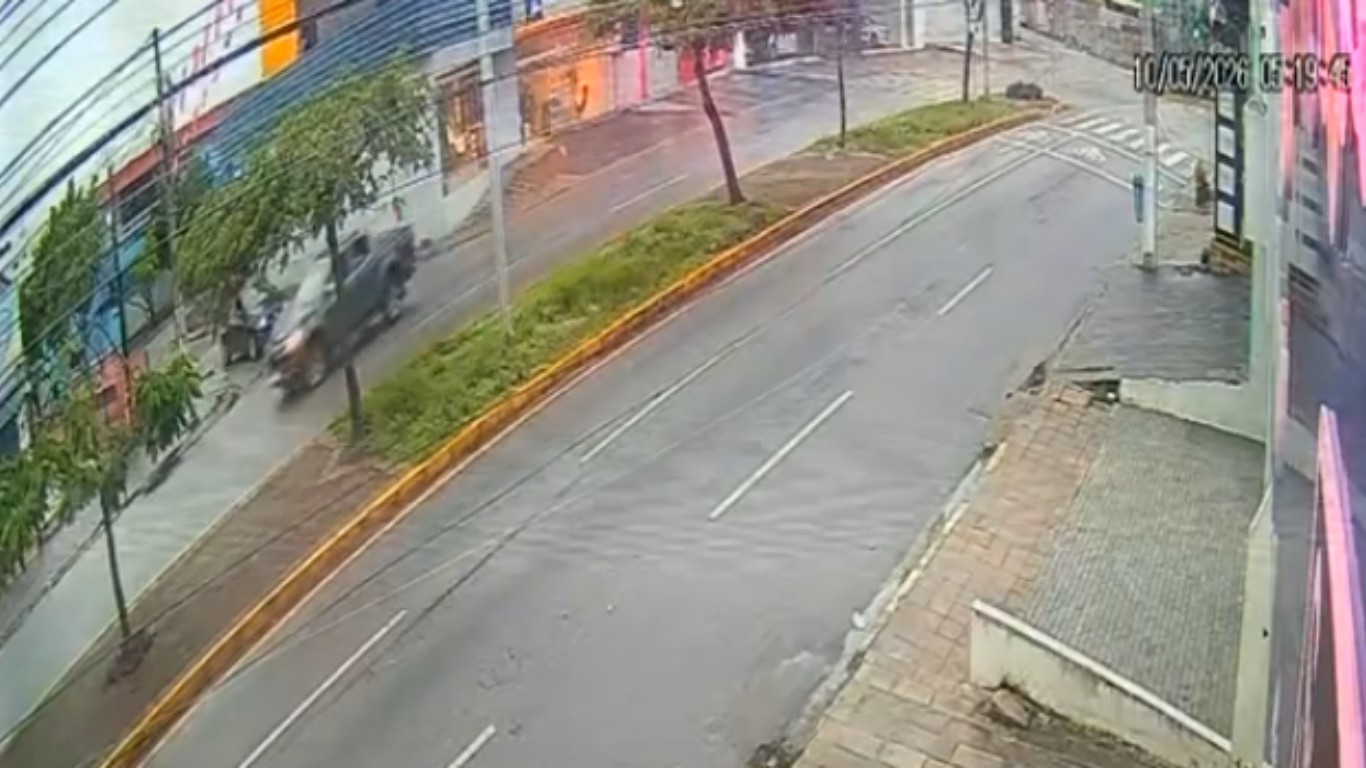 Corredora é atropelada por carro em Caruaru; VÍDEO mostra acidente