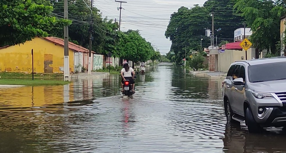Ruas e avenidas ficam alagadas após chuva de 170 mm no litoral do Piauí — Foto: Reprodução/Redes Sociais