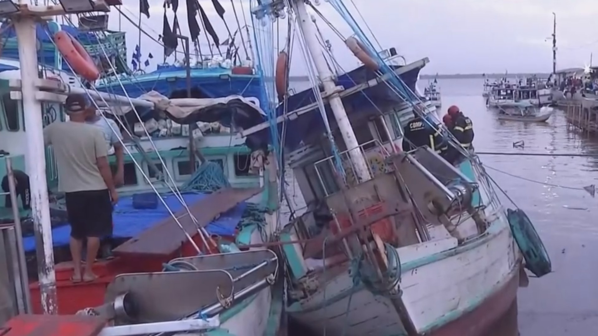 Barco 'tomba' na pedra do peixe, no Ver-o-Peso, em Belém; VÍDEO