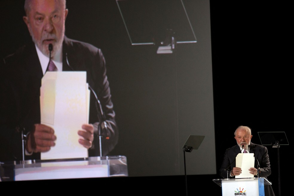 O presidente Lula em discurso na cúpula dos Brics, em Joanesburgo — Foto: James Oatway/Reuters