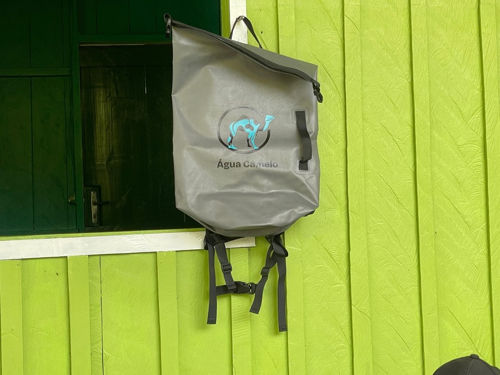 Comunidade isolada por seca recebe mochilas que fazem tratamento de água para consumo de moradores em Manaus. — Foto: Patrick Marques/g1 AM