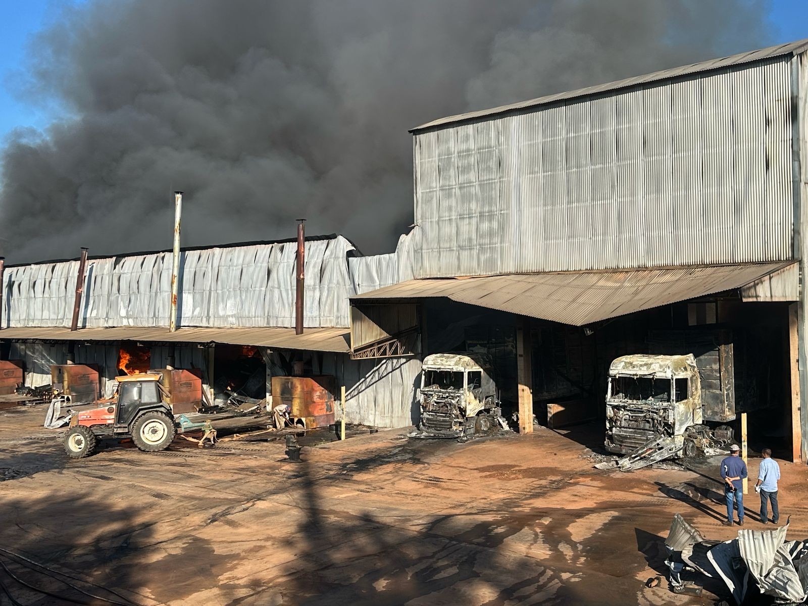 Incêndio de grandes proporções em galpão que armazena amendoim mobiliza bombeiros em Tupã