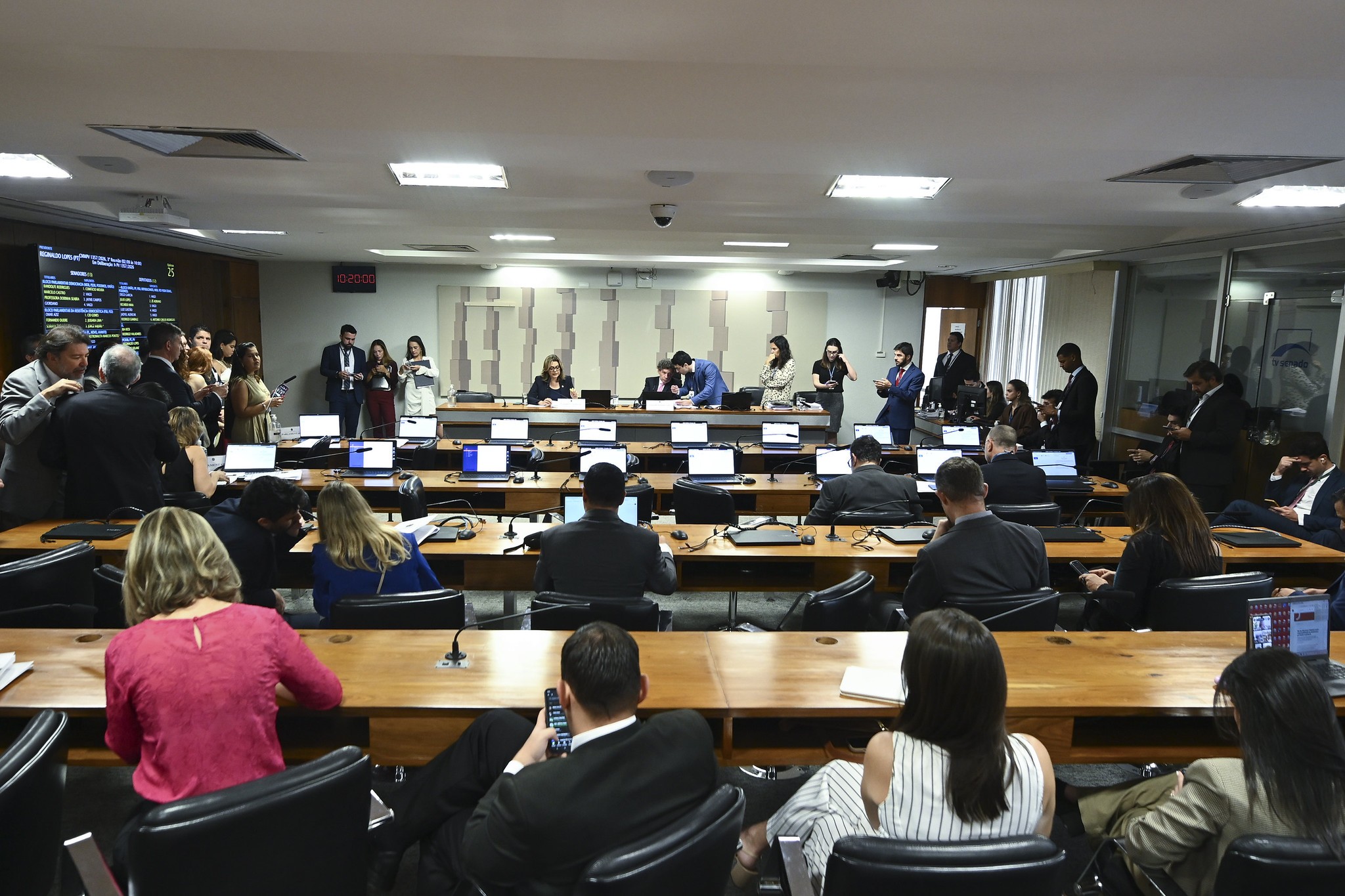 Comissão aprova fim da 'taxa das blusinhas'; medida segue para votação no plenário da Câmara