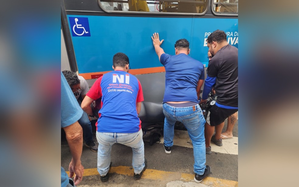 Com o impacto, a moto ficou presa embaixo do ônibus. O motociclista sofreu apenas escoriações leves e não houve registro de feridos graves. — Foto: Reprodução/Jornal Cidade de Boituva