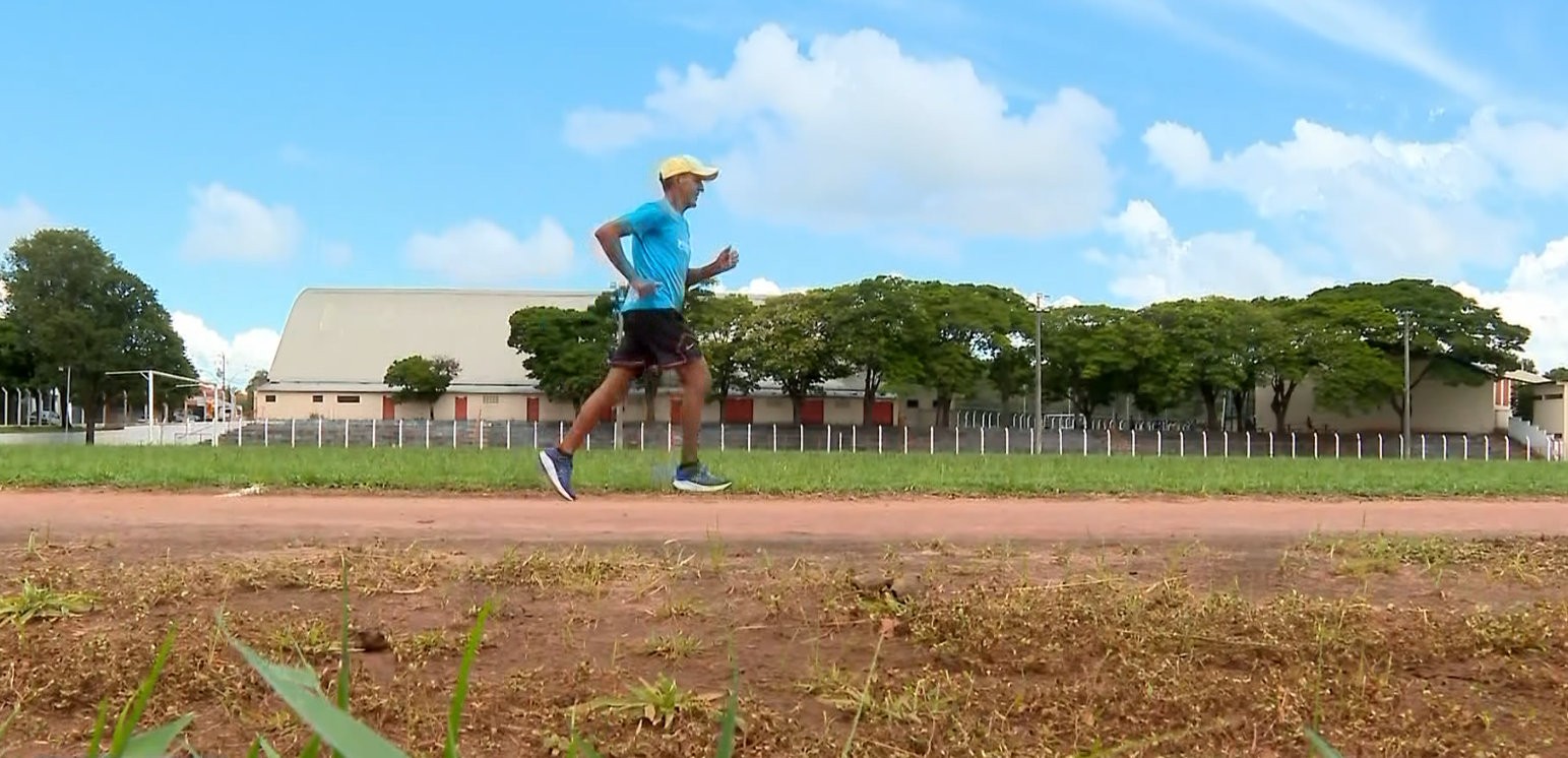 VÍDEO: Corredor de 74 anos coleciona 200 medalhas e troféus no interior de SP
