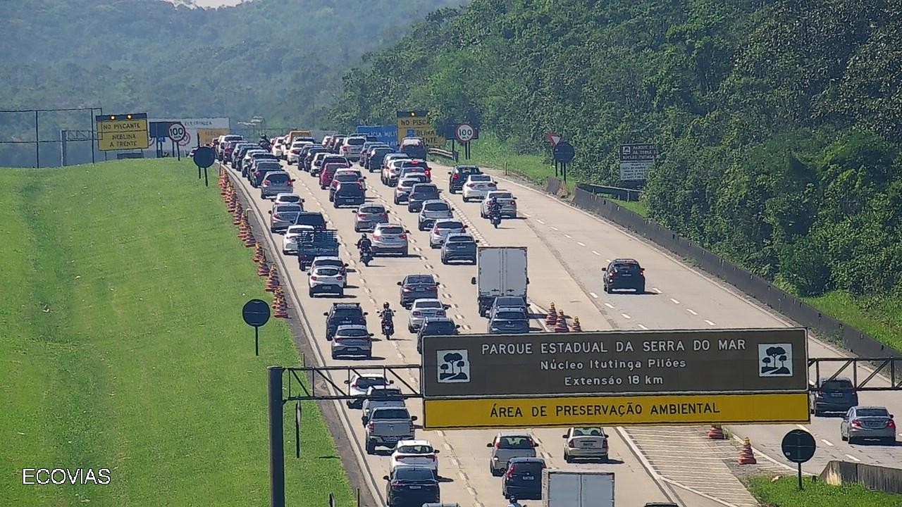 Motoristas encontram rodovias congestionadas em direção ao litoral de SP, que deve ter sol e calor