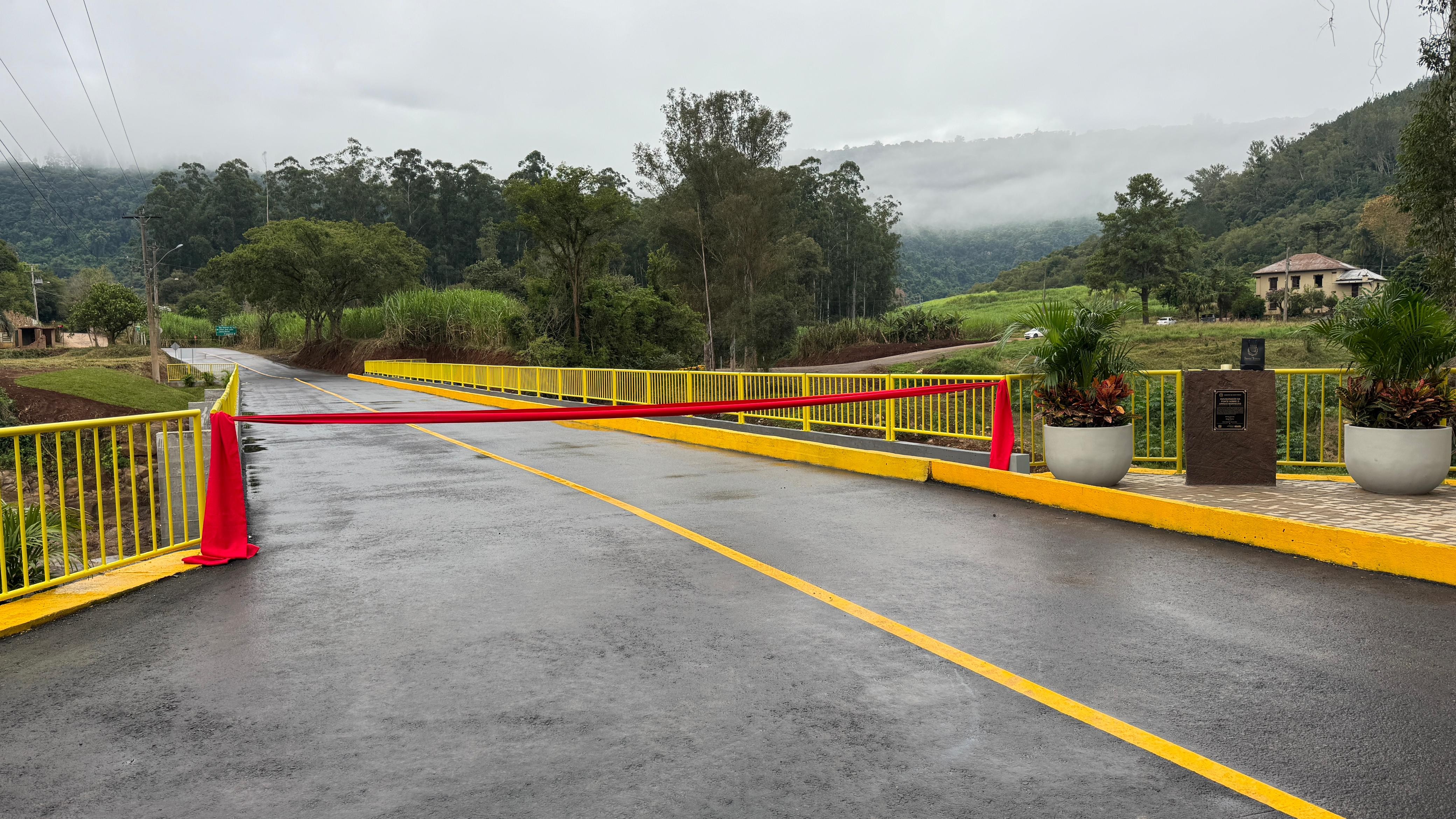 Um ano após enchente no RS: concluída reconstrução de ponte arrastada por correnteza enquanto prefeita gravava vídeo